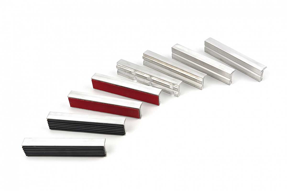 Sada 4 párů ochranných hliníkových čelistí s přídržnými magnety pro svěrák, s plstí a gumou, šířka 125 mm