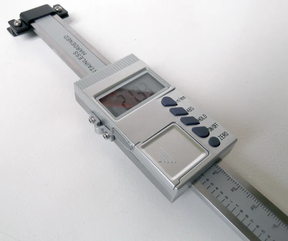 Digitální snímač polohy vertikální, rozlišení 0.01 mm, rozsah měření 150 mm