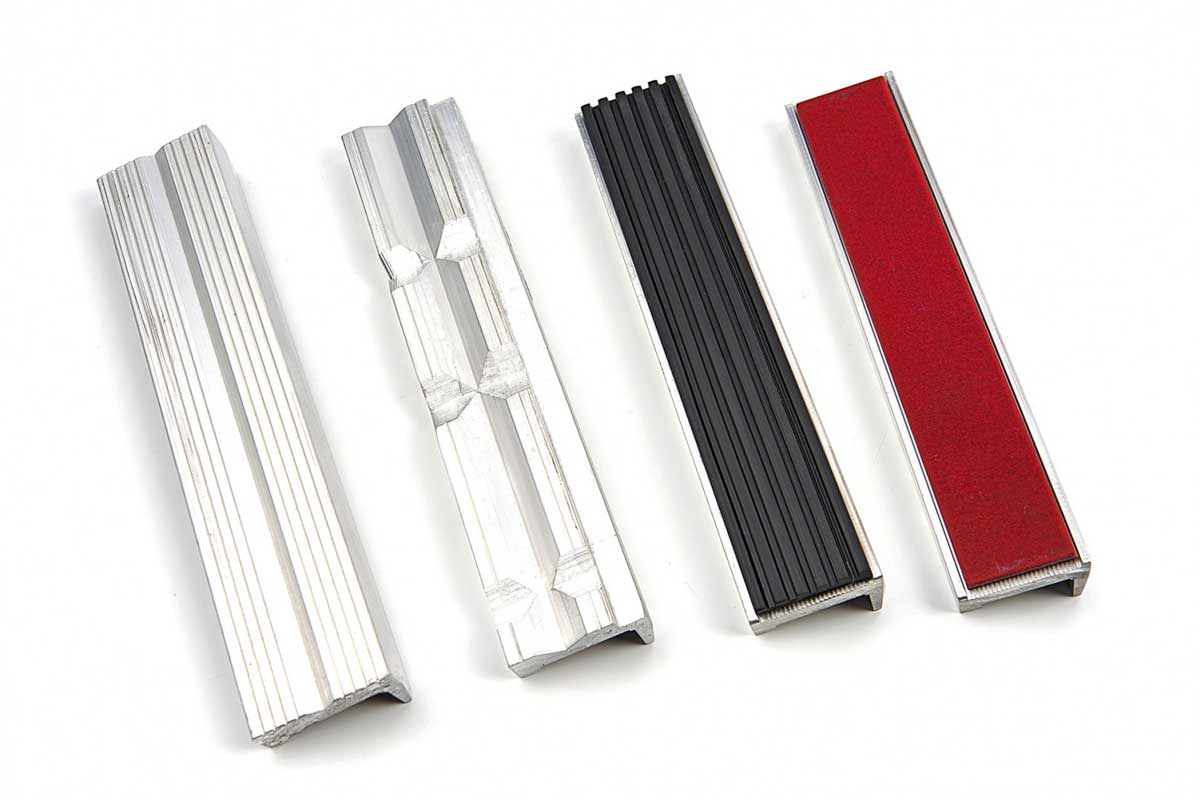 Sada 4 párů ochranných hliníkových čelistí s přídržnými magnety pro svěrák, s plstí a gumou, šířka 150 mm