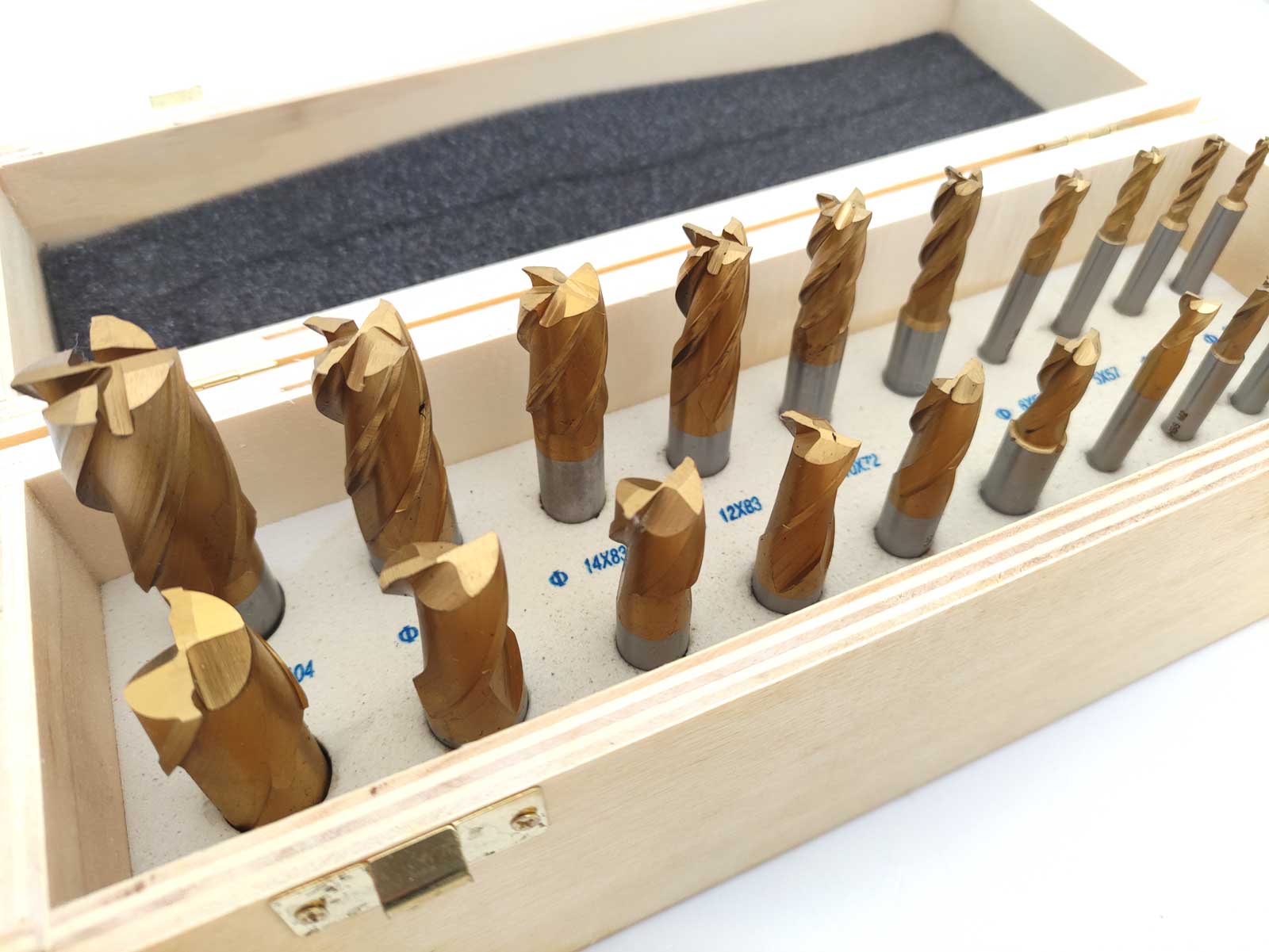 Kvalitní HSS-TiN frézy, 4-břité i 2-břité, 3 - 20 mm, sada 20 ks, dřevěný box