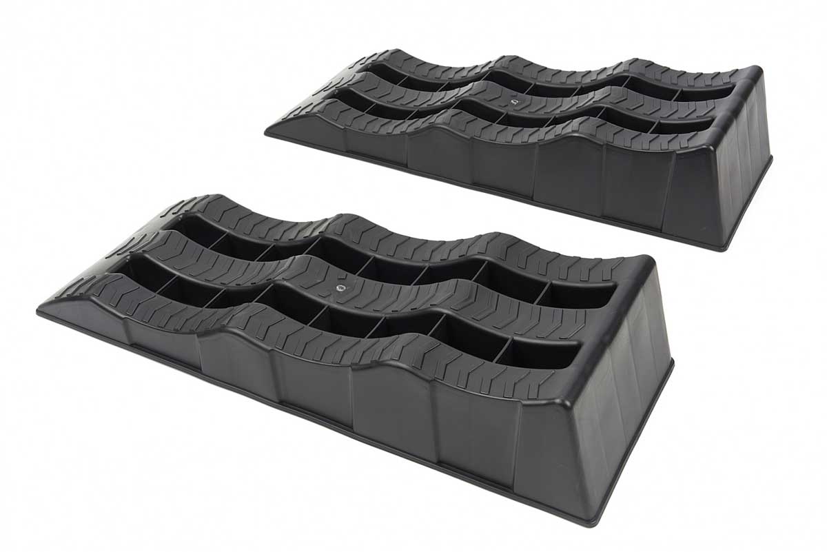 Nájezdy, nájezdové rampy plastové, stupňovité, 610 x 210 x 120 mm, pro stabilizaci vozidla nebo karavanu, nosnost až 2.5t