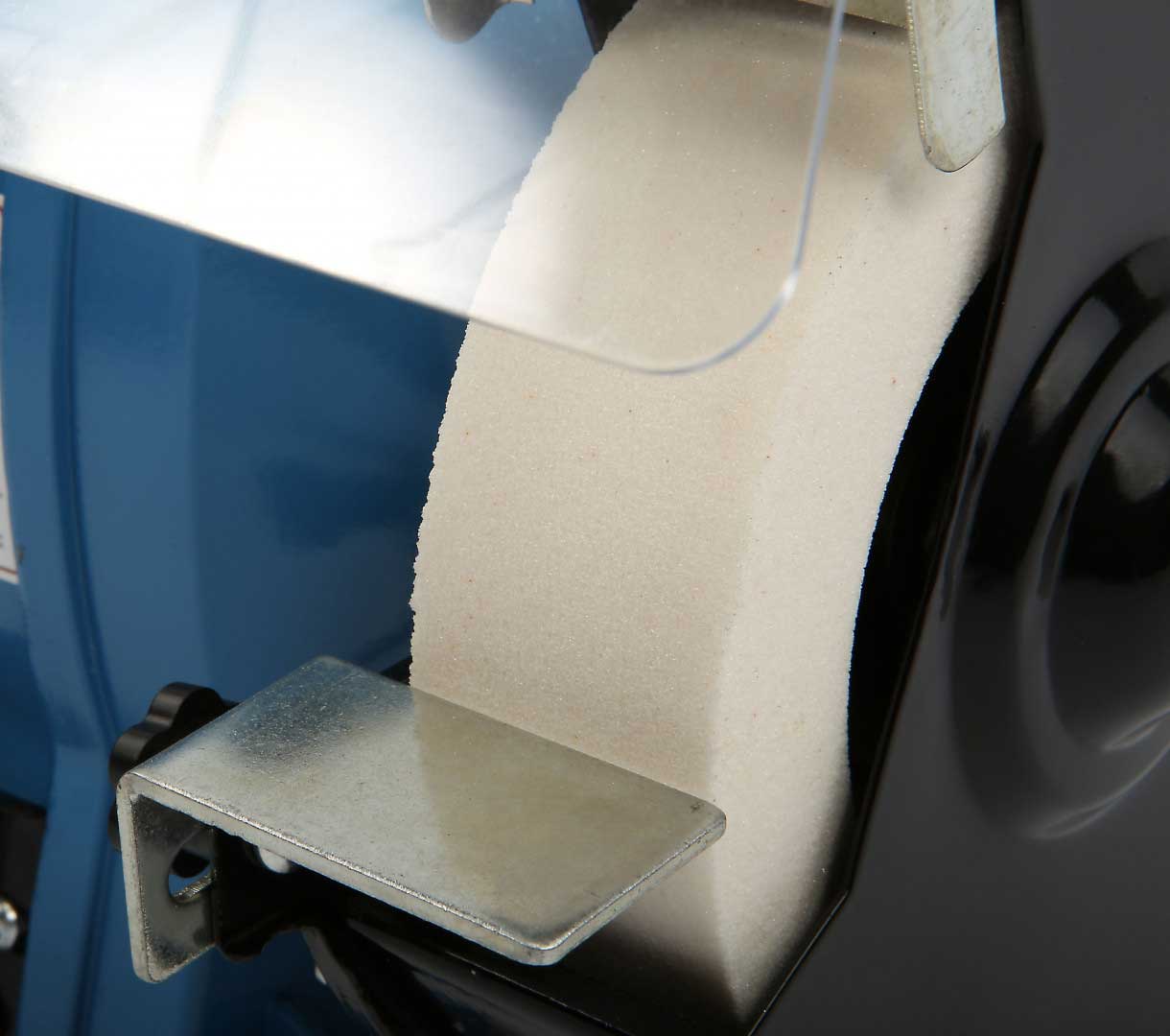 Středně velká litinová stolní bruska se dvěma kotouči 150 mm pro běžné i HSS nástroje, 8.5 kg