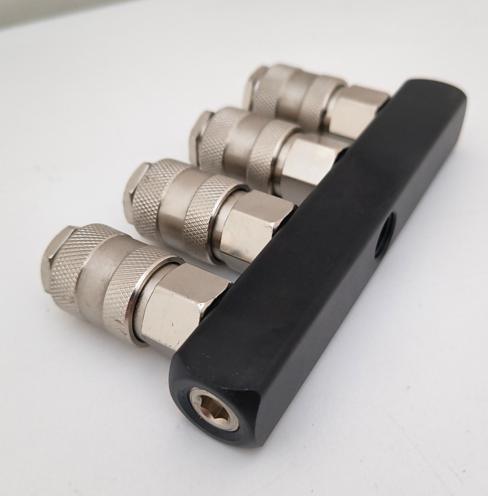 4-cestný kovový rozbočovač vzduchu s rychlospojkami Euro