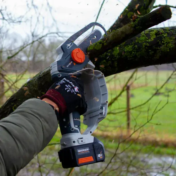 AKU elektrická řetězová pila, jednoruční AKU pilka na větve, 18V Li-Ion, délka lišty 156mm, hloubka řezu 110mm, vč. 4,0Ah baterie a nabíječky, bateriová platforma MAXXPACK, NEXXSAW V2 BATAVIA