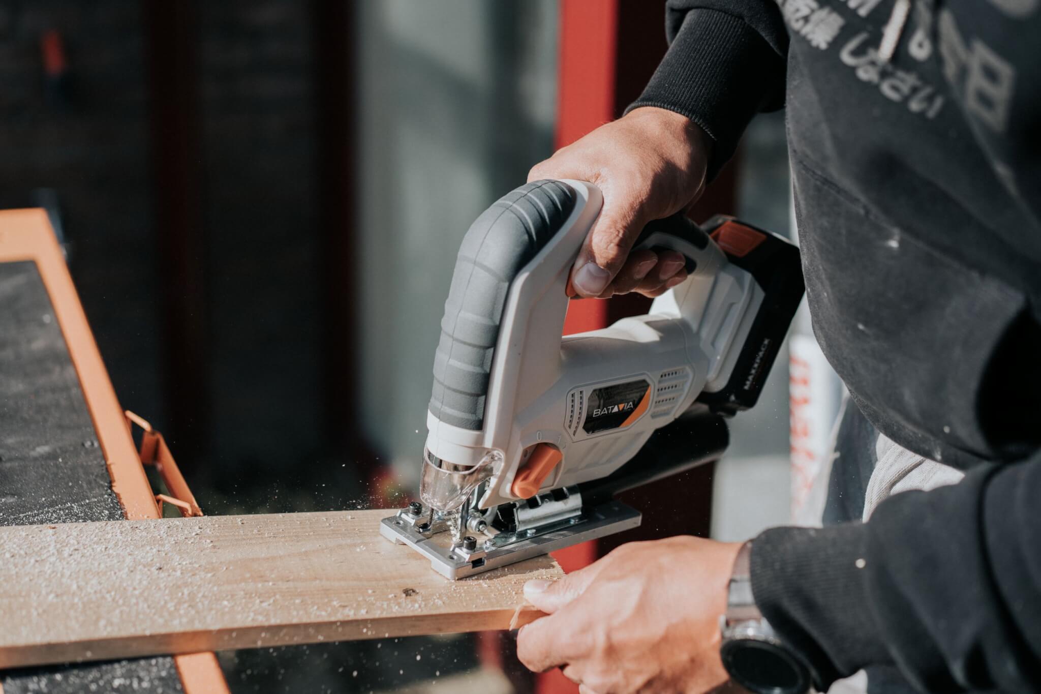 Aku bezdrátová přímočará, stavitelná pilka, 18V Li-Ion, bez baterie a nabíječky, bateriová platforma MAXXPACK BATAVIA