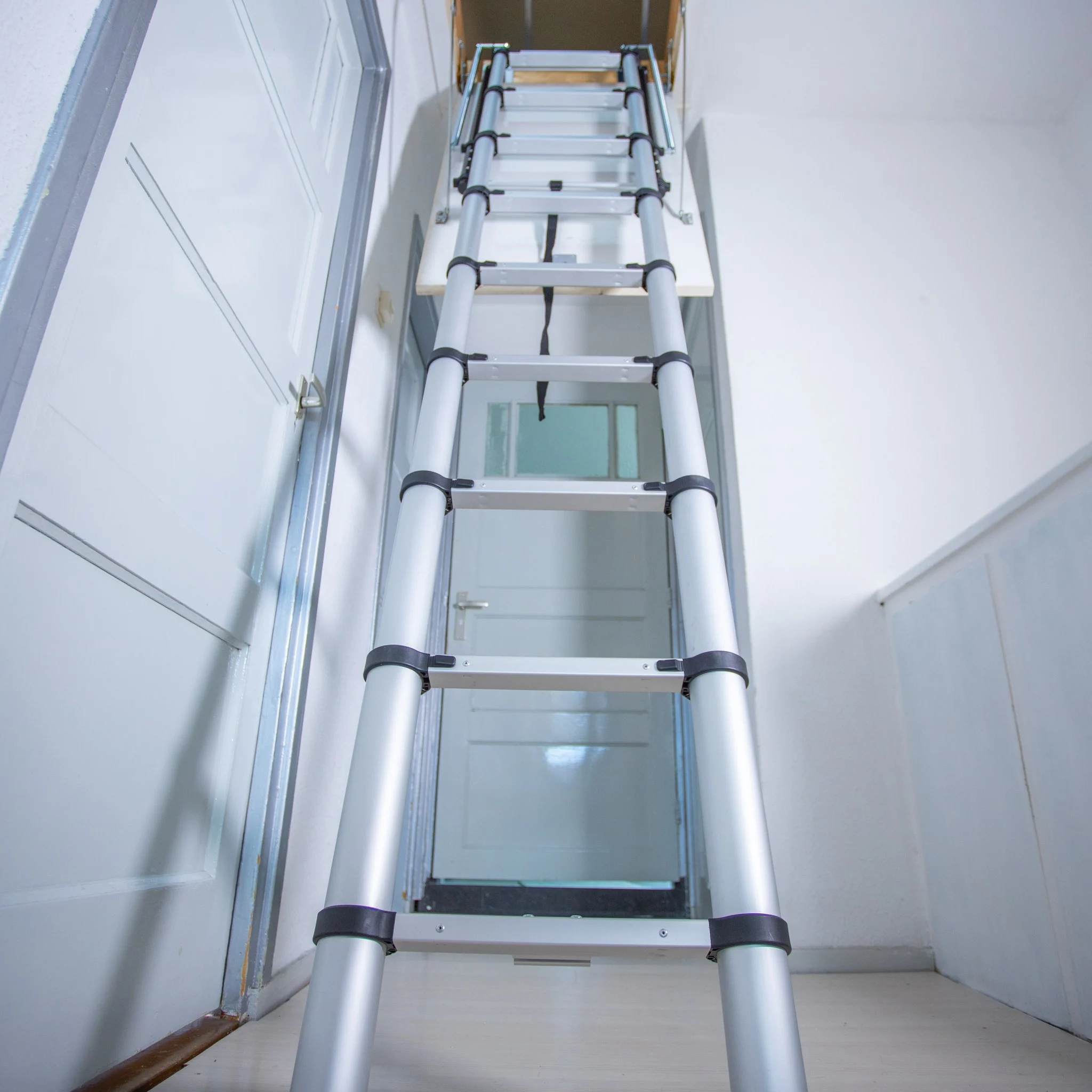 Hliníkový půdní žebřík teleskopický, kvalitní zpracování, délka 2,30 - 2,65 m, 9 příček, nosnost 150 kg, BATAVIA