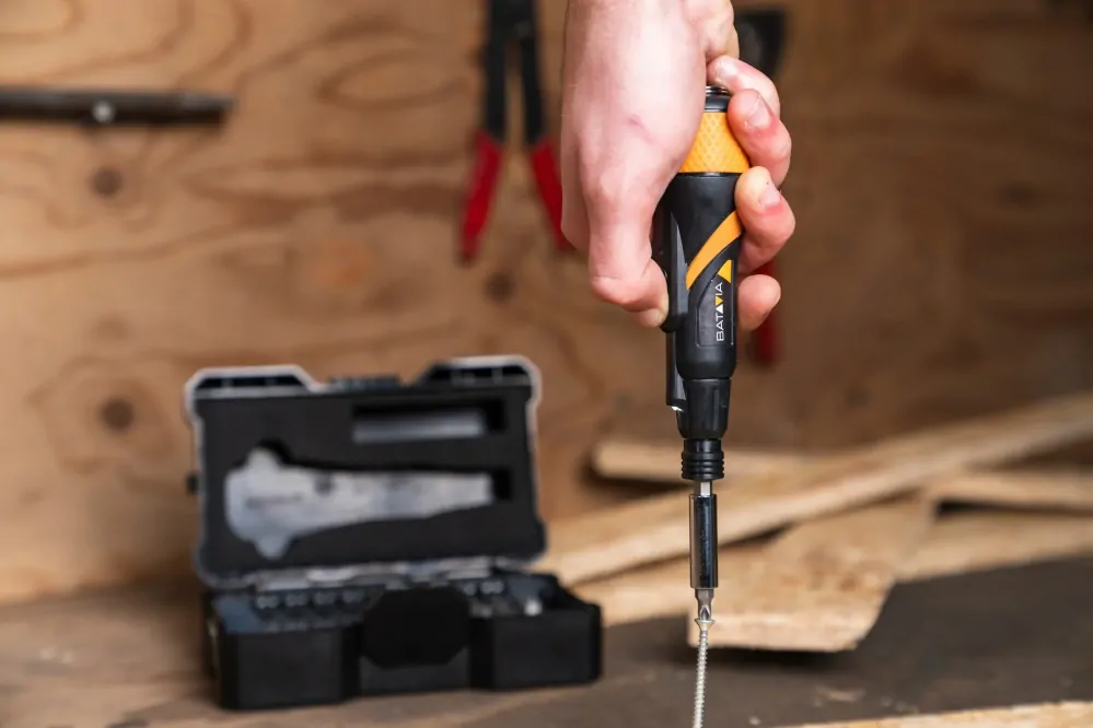 Aku bezdrátový šroubovák pro elektronická zařízení s vestavěnou baterií, dobíjení pomocí USB 3.6V, 44ks. příslušenství. MAXXGRIP BATAVIA