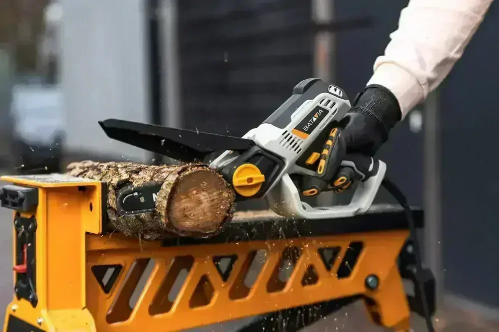 Jednoruční elektrická vyvětvovací řetězová pila na prořezy a prořezávání větví až do 15cm tloušťky, 4300 ot./min., vstupní napětí 230V, MAXXSERIES BATAVIA