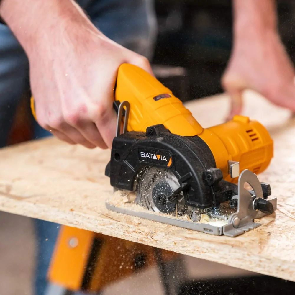 Aku bezdrátová kotoučová, okružní pila s funkcí pokosového řezání, průměr 85mm, hloubka řezu 26mm. 12V Li-Ion, bez baterie a nabíječky. FIXXPACK BATAVIA 