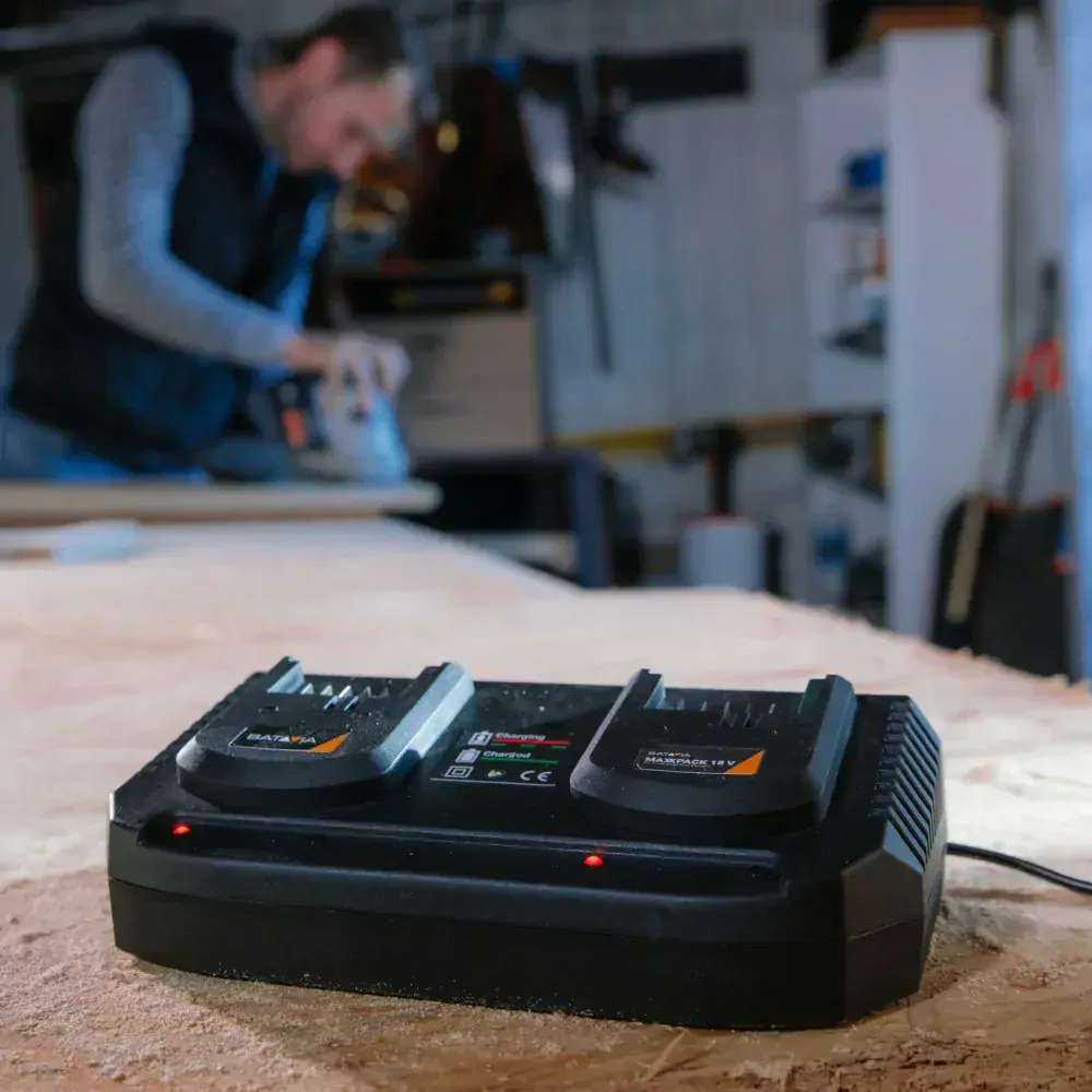 Duální nabíječka 18V, 3,5A MAXXPACK pro AKU nářadí BATAVIA