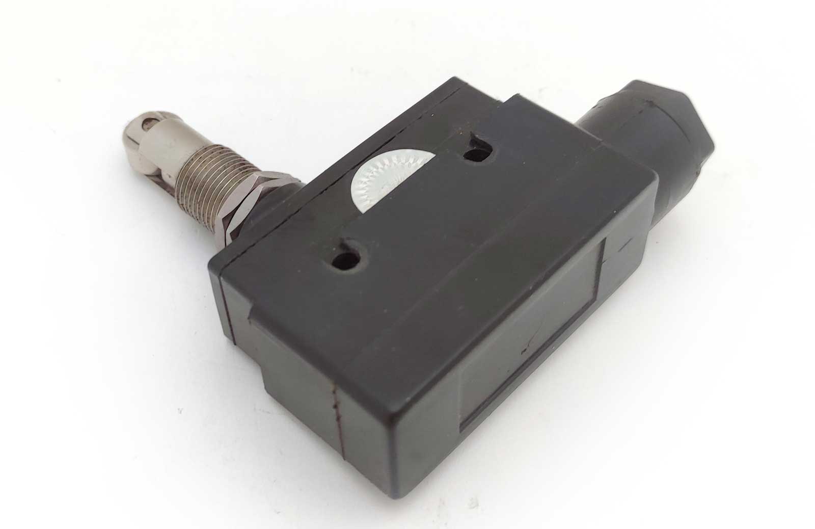 Spínač bezpečnostních krytů pro obráběcí stroje