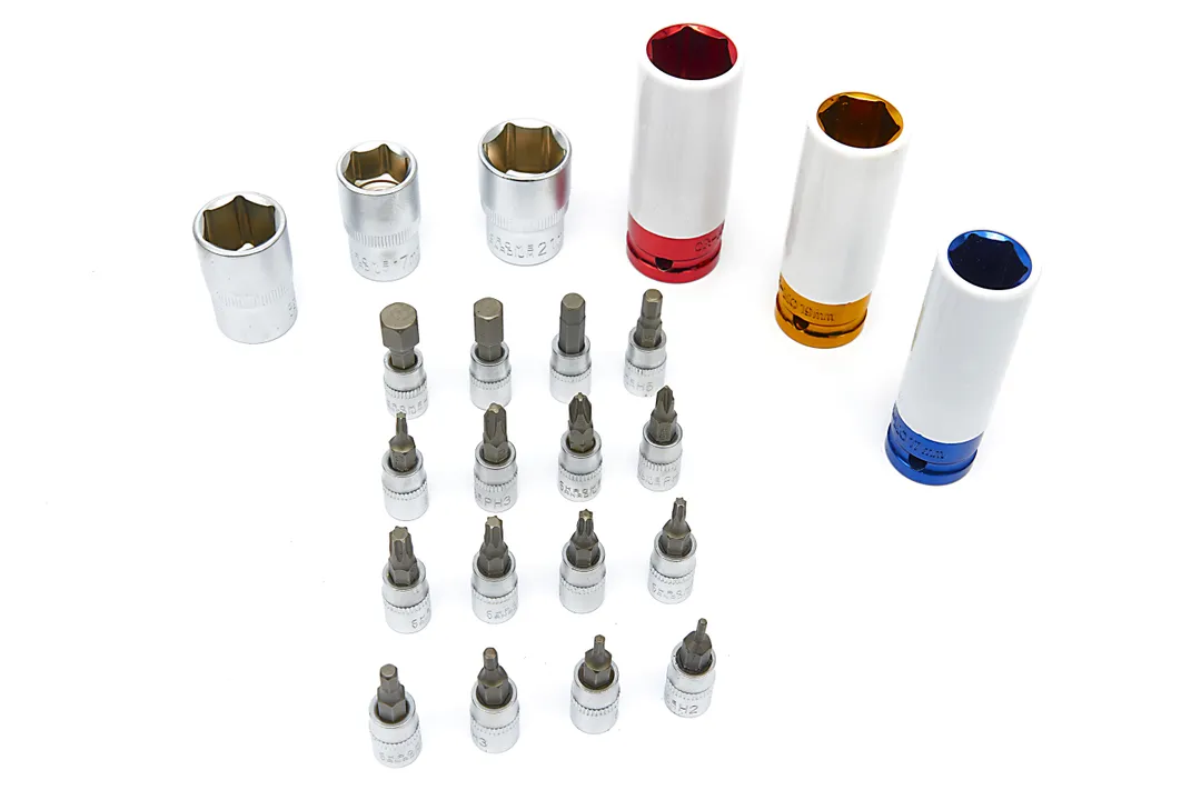 Profesionální momentové klíče 1/4", 3/8", 1/2", rozsah 5 - 220 Nm, obousměrné, kalibrační protokol, se sadou nástavců - 32 ks