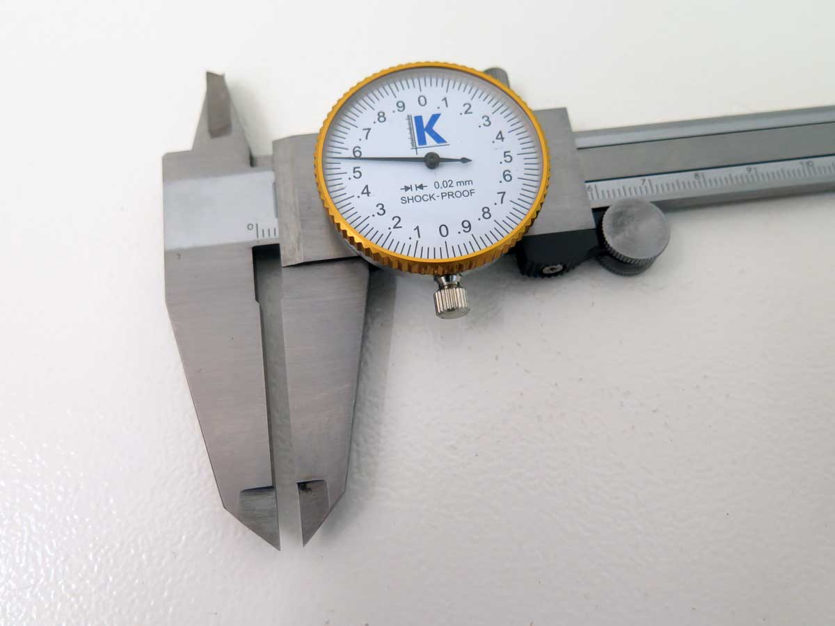 Posuvné měřítko s číselníkovým úchylkoměrem ČSN 25 1235, DIN 862 (200/45), KM