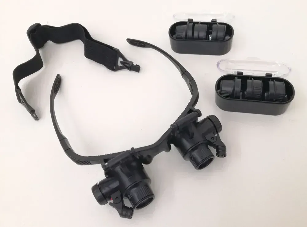 Hodinářské brýle pro jemnou mechaniku s výměnnými zvětšovacími skly a LED světlem