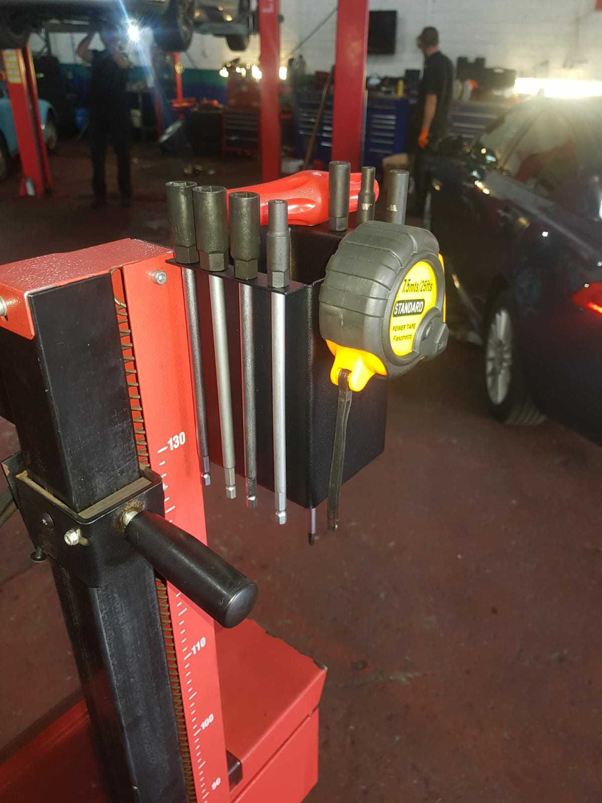 Univerzální rohový držák nářadí a nástrojů, Welzh