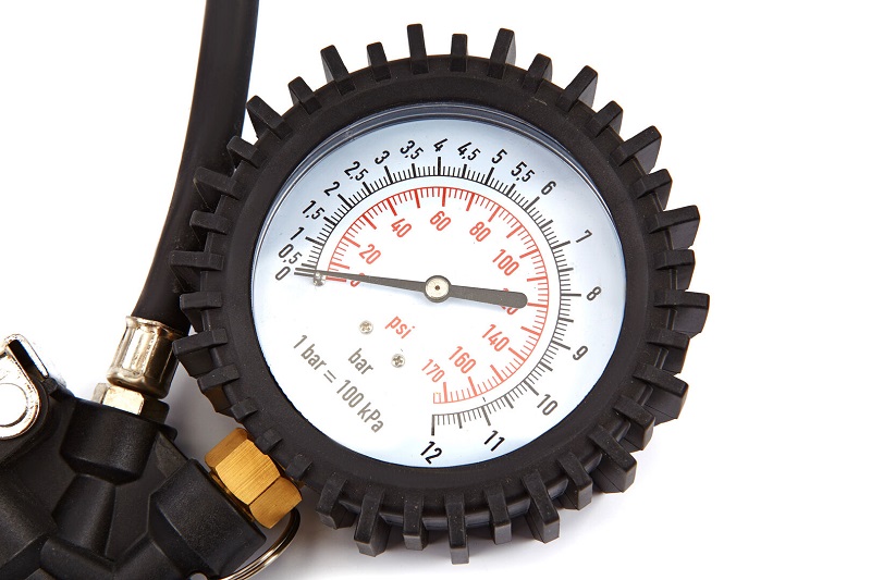 Pneuhustič - profesionální pistole na huštění pneumatik s manometrem pro tlak až 12 barů