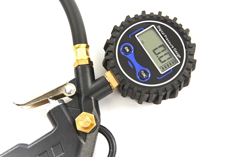 Pneuhustič, pistole na huštění pneumatik s digitálním manometrem, až do tlaku 13 bar