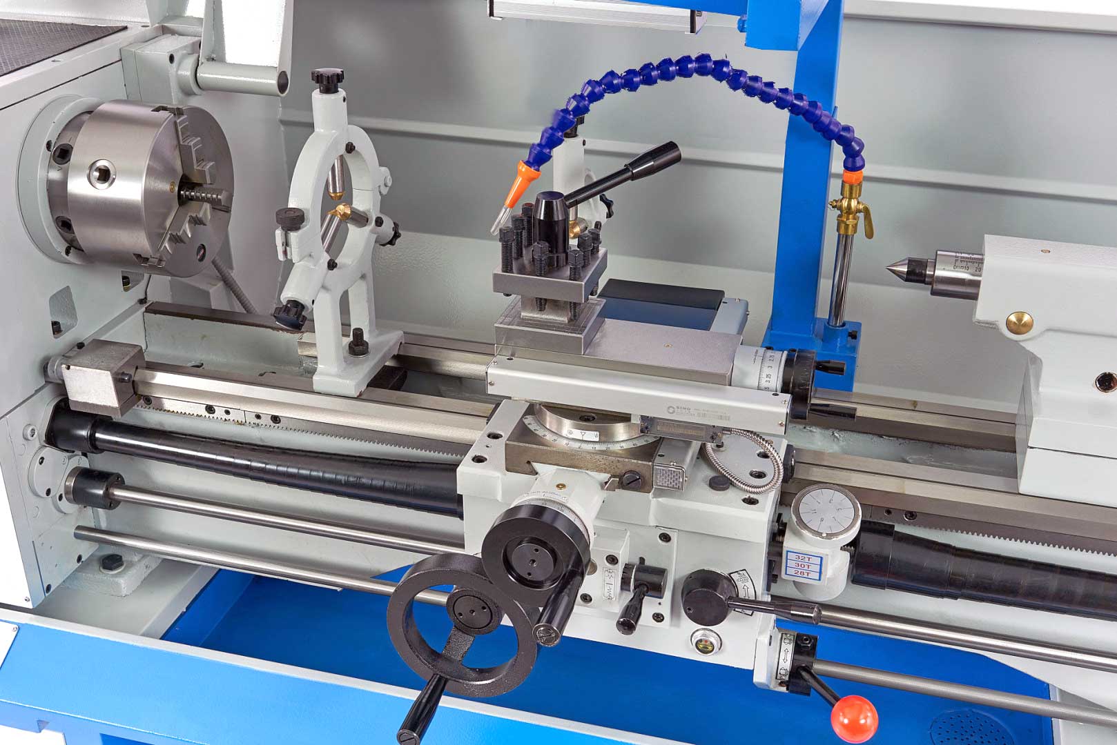 HBM 360 x 1000, profesionální hrotový soustruh na kov, vrtání osy vřetene 50 mm, 3 převodovky v oleji, 3-osé digitální odměřování s LCD, plně vybavený, motor 1.5 kW, 400 V, 650 kg