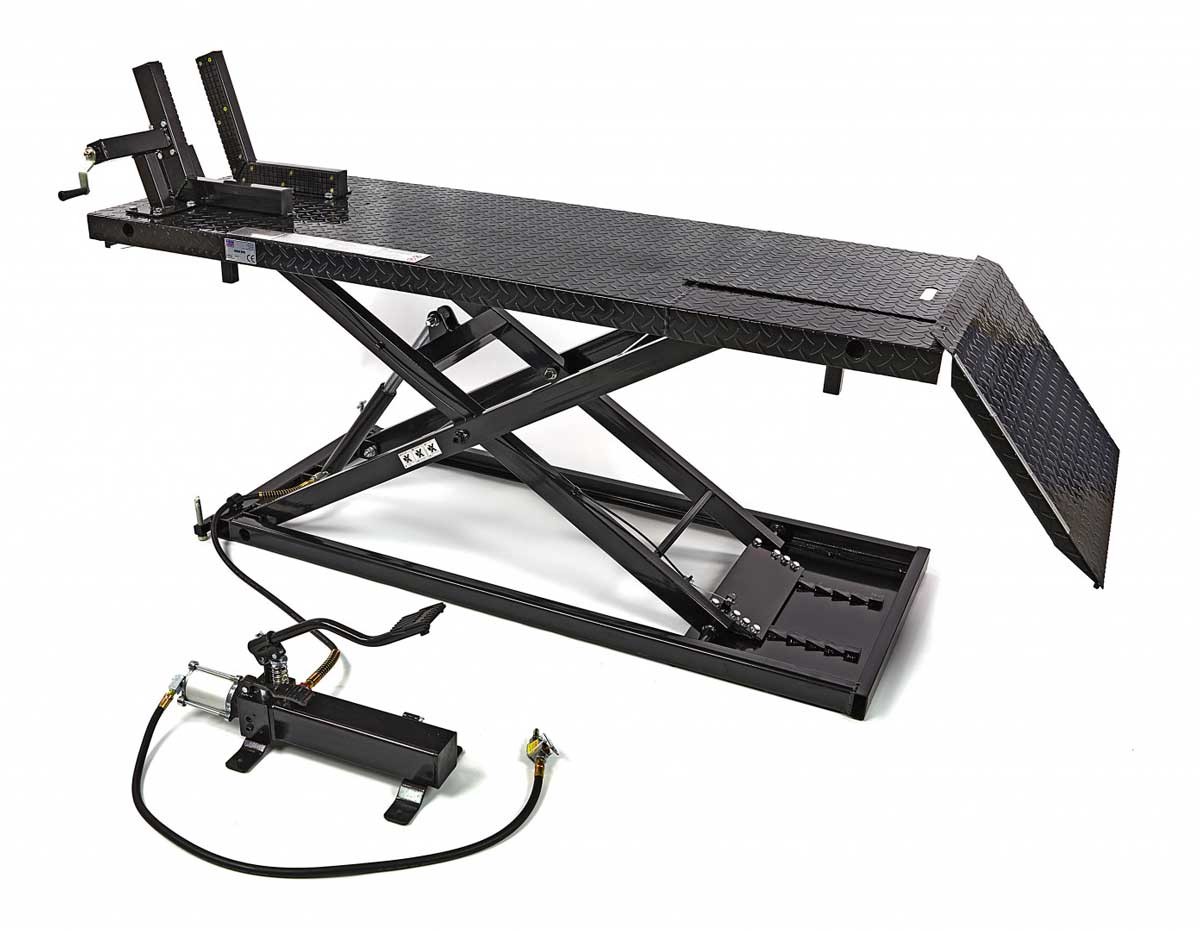 Robustní motocyklový zvedák 500 s hydraulicko-pneumatickým ovládáním, zvednutí až 700 kg, hmotnost 200 kg, černý