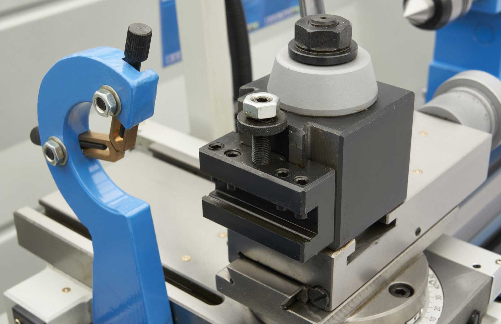 HBM 320V Norton DRO, soustruh na kov s podstavcem, vario otáčky řízené invertorem, převodovka posuvů, optické digitální odměřování s LCD, plně vybavený, 1.5 kW