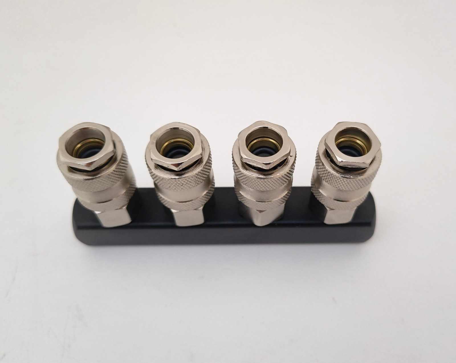 4-cestný kovový rozbočovač vzduchu s rychlospojkami Euro