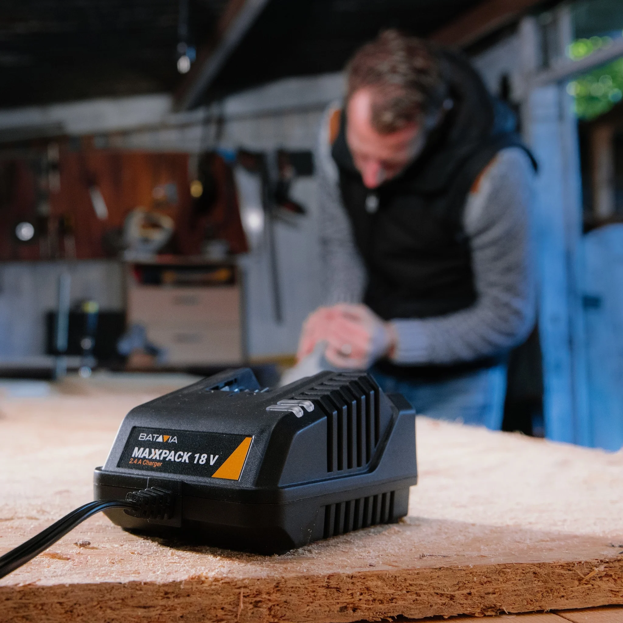 Nabíječka 18V, 2,4A MAXXPACK pro AKU nářadí BATAVIA