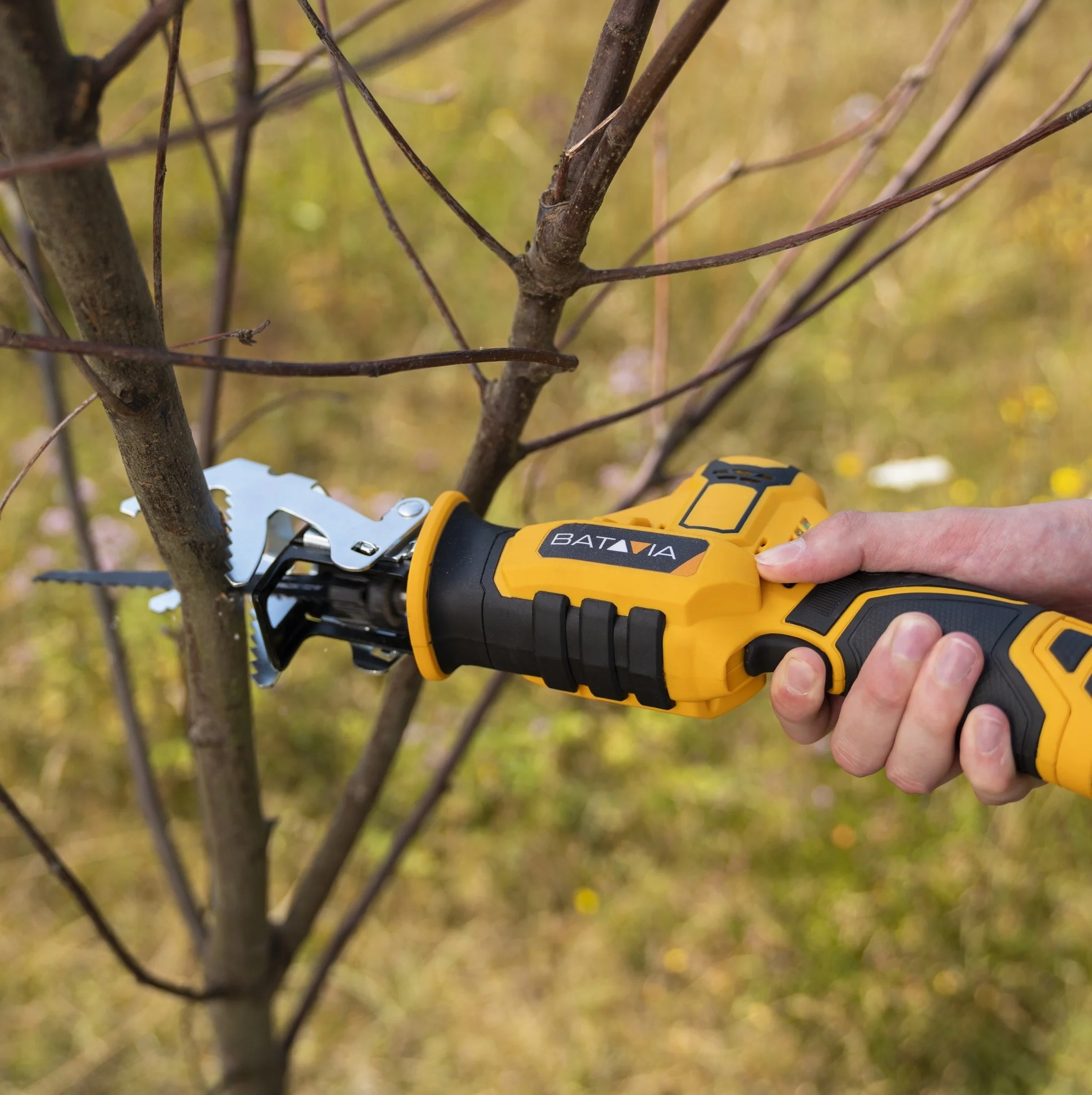 Aku bezdrátová přímočará pila nejen pro kutily, 12V Li-Ion, bez baterie a nabíječky, bateriová platforma FIXXPACK BATAVIA