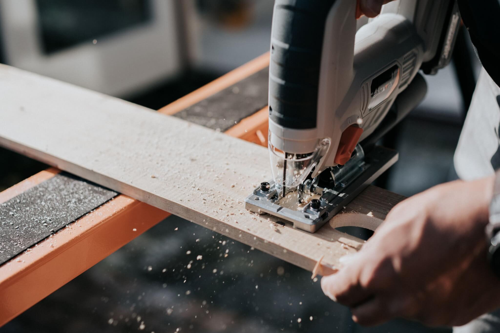 Aku bezdrátová přímočará, stavitelná pilka, 18V Li-Ion, bez baterie a nabíječky, bateriová platforma MAXXPACK BATAVIA