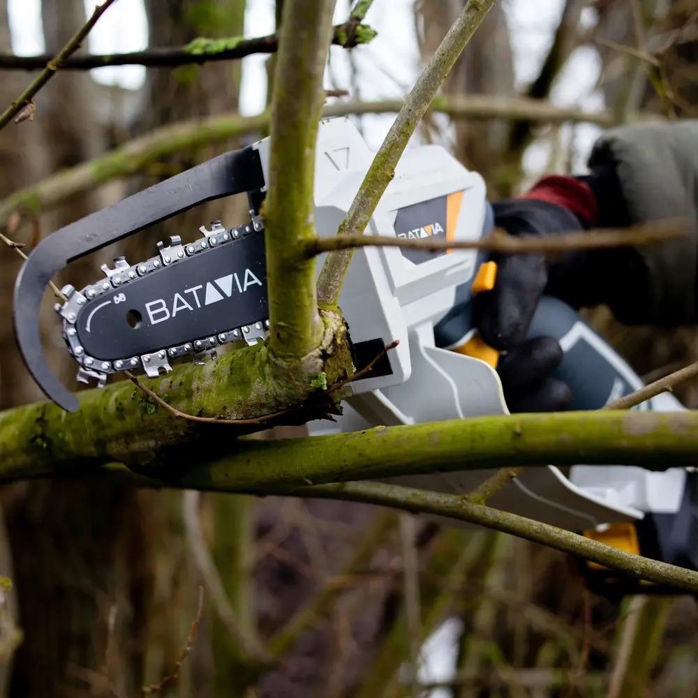 AKU elektrická řetězová pila, jednoruční AKU pilka na větve 18V Li-Ion, délka lišty 156mm, hloubka řezu 110mm, bez baterie a nabíječky, bateriová platforma MAXXPACK, NEXXSAW V2 BATAVIA