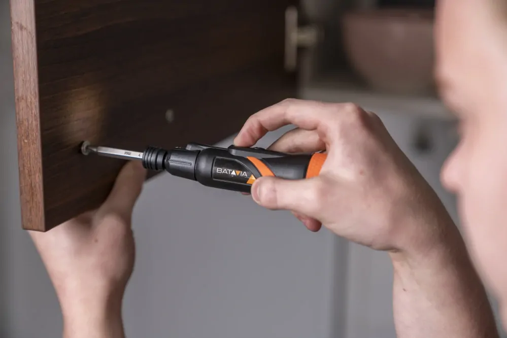 Aku bezdrátový šroubovák pro elektronická zařízení s vestavěnou baterií, dobíjení pomocí USB 3.6V, 44ks. příslušenství. MAXXGRIP BATAVIA