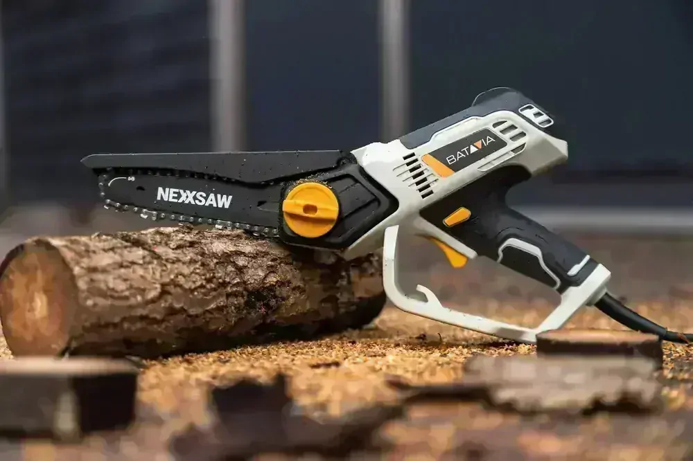 Jednoruční elektrická vyvětvovací řetězová pila na prořezy a prořezávání větví až do 15cm tloušťky, 4300 ot./min., vstupní napětí 230V, MAXXSERIES BATAVIA