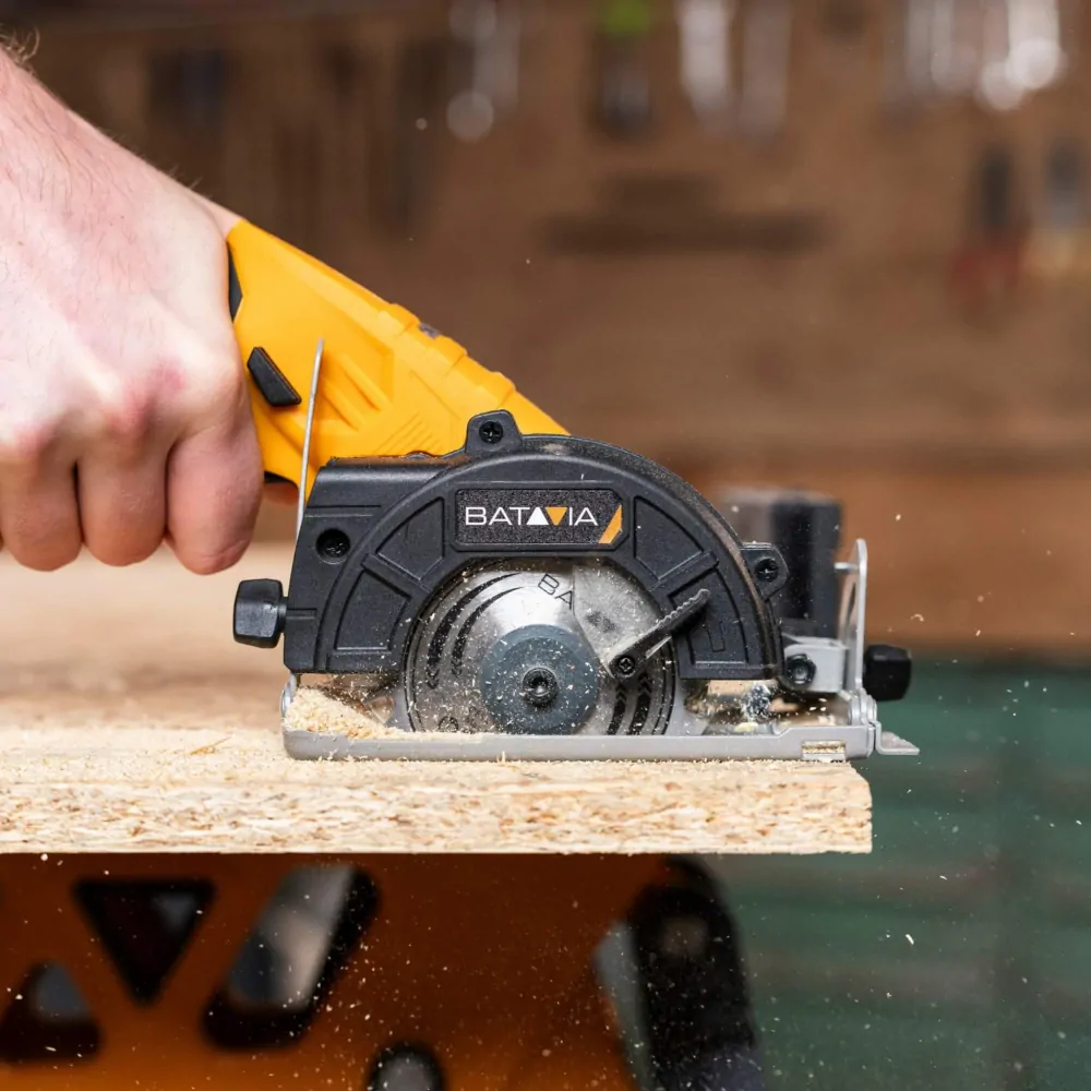 Aku bezdrátová kotoučová, okružní pila s funkcí pokosového řezání, průměr 85mm, hloubka řezu 26mm. 12V Li-Ion, bez baterie a nabíječky. FIXXPACK BATAVIA 