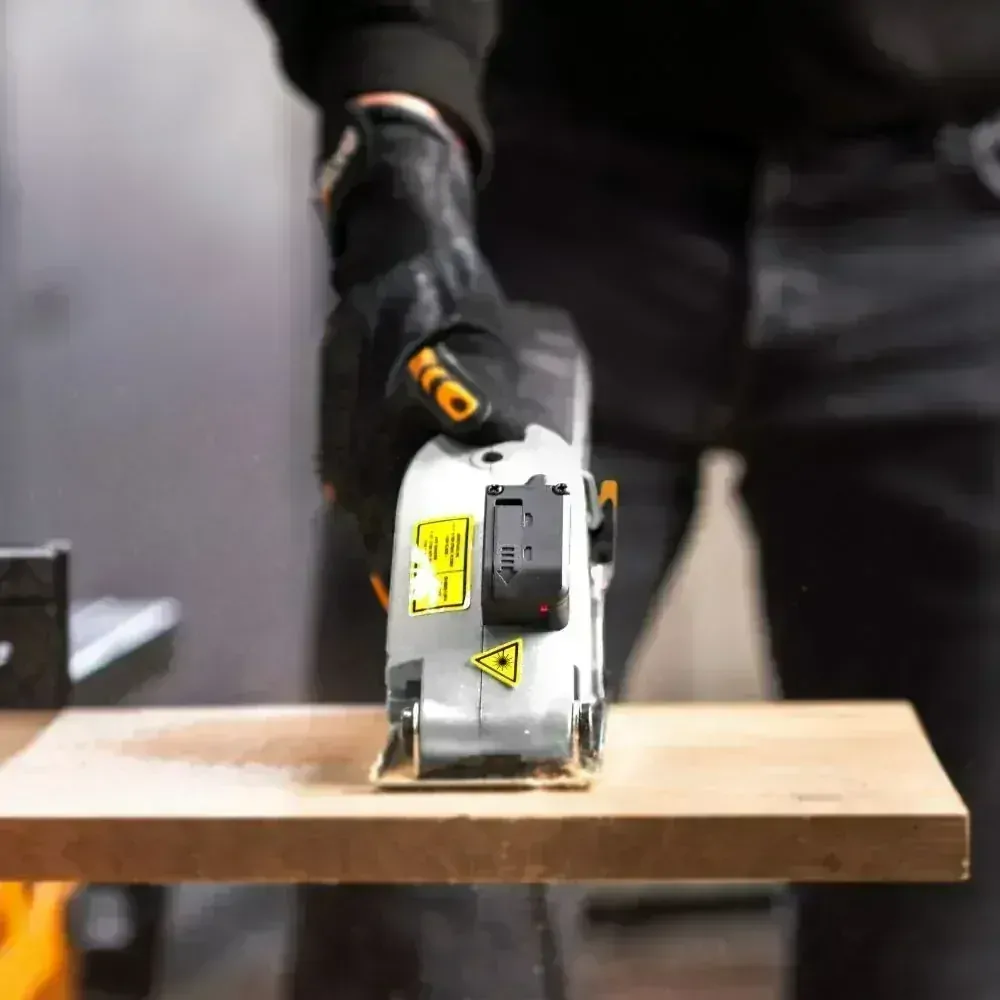 Jednoruční, ponorná, okružní, cirkulační pilka na dřevo, plasty, kov a keramiku, výkon 600W, hloubka řezu 26mm, TCT, HSH a diamantový kotouč, 4200 ot./min., 230V, MAXXSERIES BATAVIA