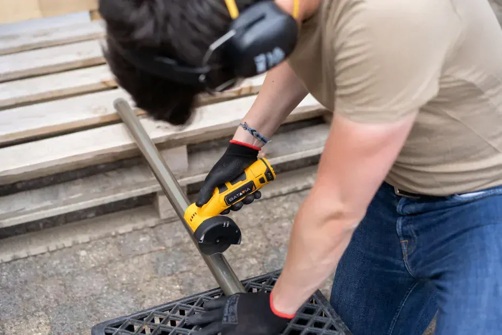 Aku bezdrátová úhlová bruska nejen pro kutily, 12V Li-Ion, bez baterie a nabíječky, bateriová platforma FIXXPACK BATAVIA