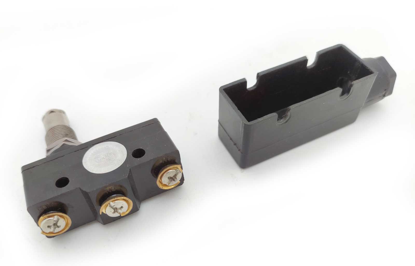 Spínač bezpečnostních krytů pro obráběcí stroje