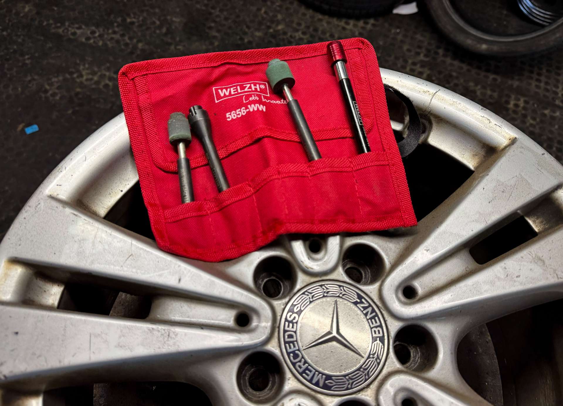 Sada na frézování a čištění otvorů pro ventilky pneumatik v litých kolech, Welzh