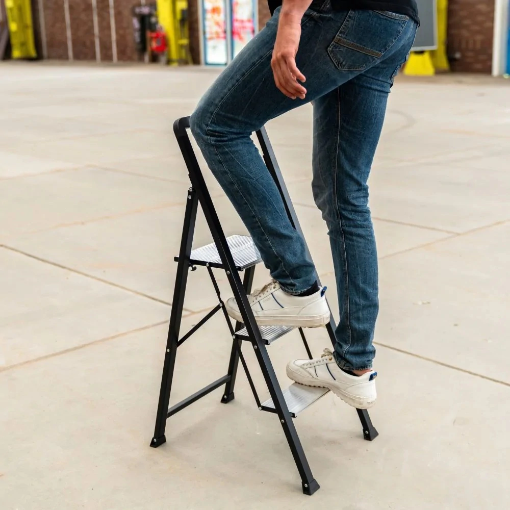 Třístupňové skládací schůdky, skládací domácí štafle, žebřík, nosnost 150 kg BATAVIA