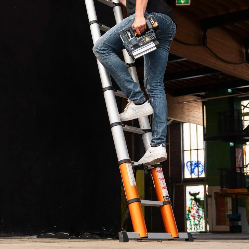 Hliníkový žebřík teleskopický, kvalitní zpracování, délka žebříku 4,15 m, s indikátorem úhlu, max. pracovní výška 5,18 m, 14 příček, nosnost 150 kg, BATAVIA