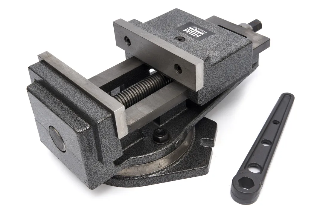 Litinový strojní svěrák s odnímatelnou otočnou základnou pro strojní obrábění - šířka čelistí 136 mm, 13 kg