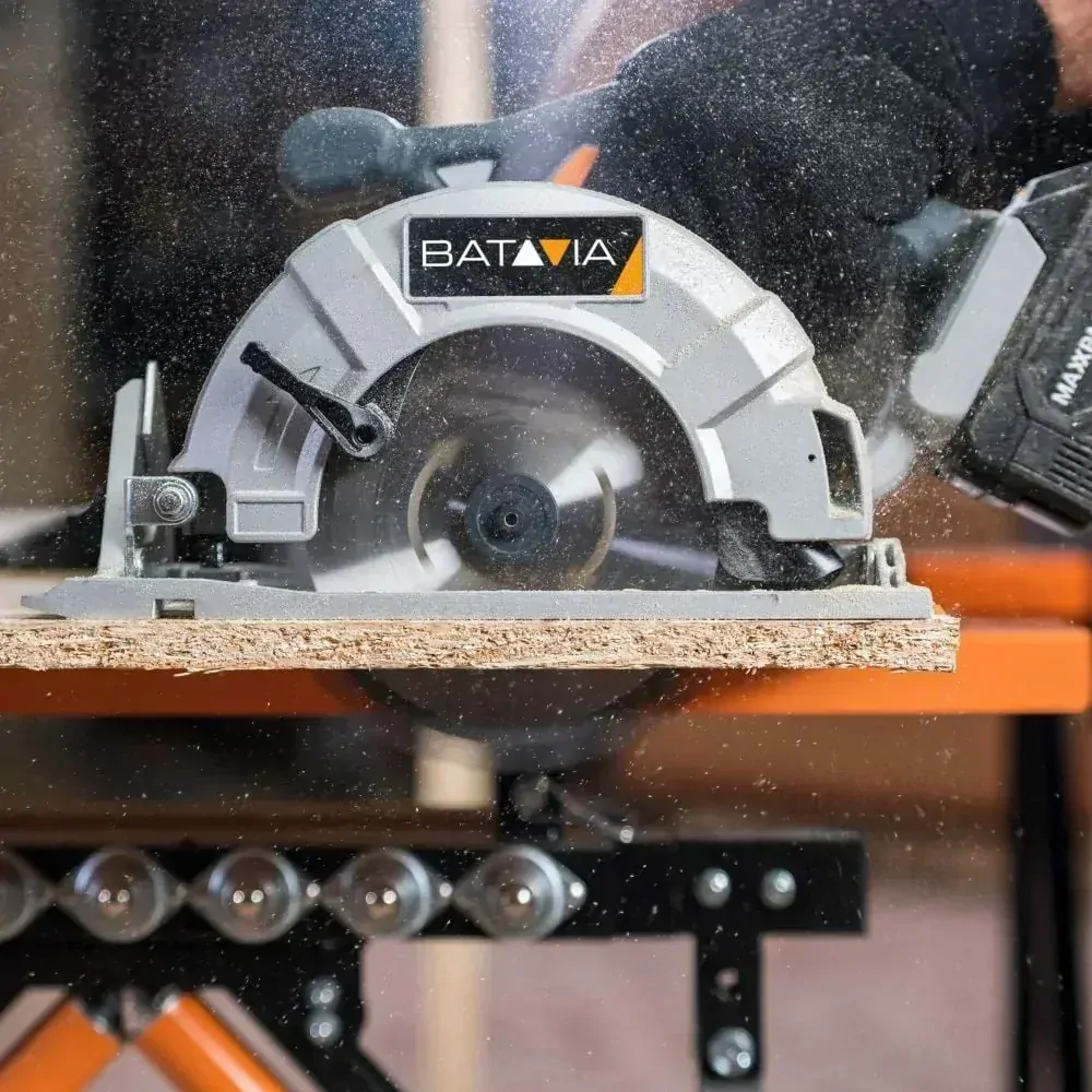Aku bezdrátová okružní, kotoučová pila s elektronickou brzdou, 3650 ot./min., 18V Li-Ion, hloubka řezu 50mm. Bez baterie a nabíječky, bateriová platforma BATAVIA MAXXPACK