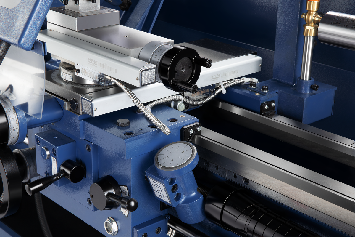 HBM 360 x 1000, profesionální hrotový soustruh na kov, vrtání osy vřetene 50 mm, 3 převodovky v oleji, 3-osé digitální odměřování s LCD, plně vybavený, motor 1.5 kW, 230 V, 650 kg