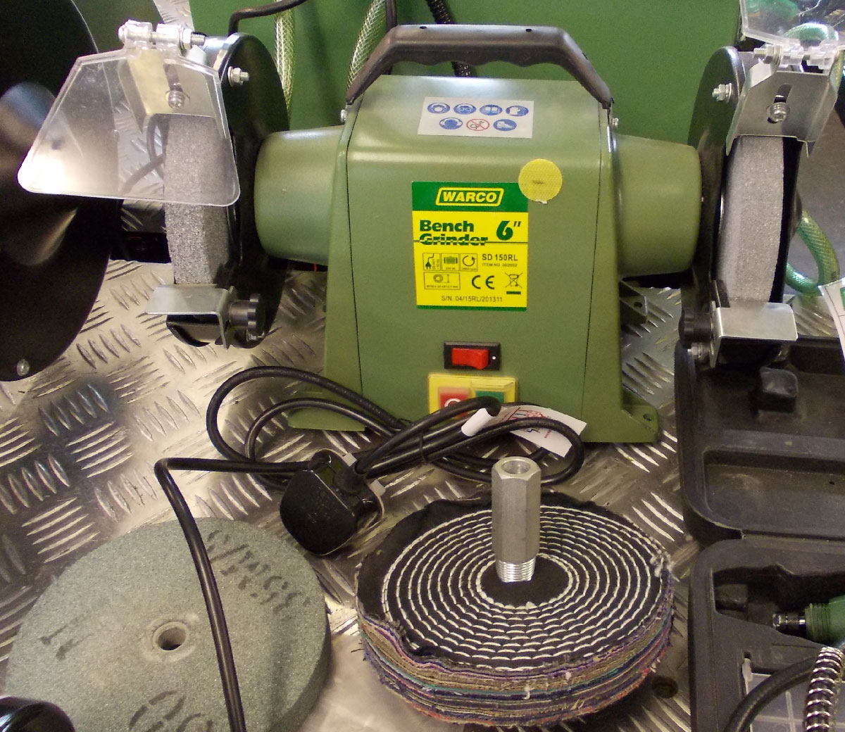 Středně velká litinová stolní bruska  6" se světlem - 9 kg, Warco