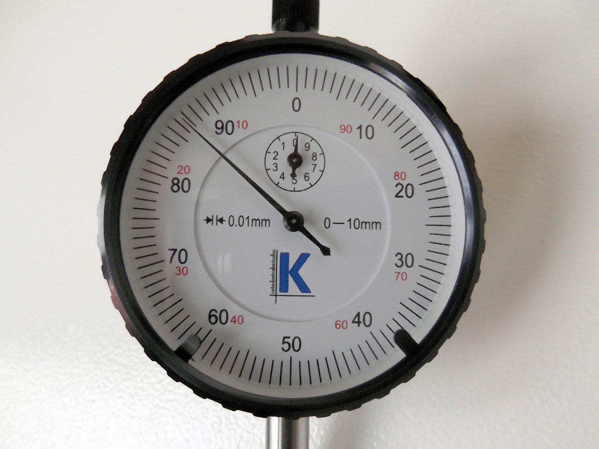 Odchylkoměr (úchylkoměr) analogový číselníkový s ouškem, KM