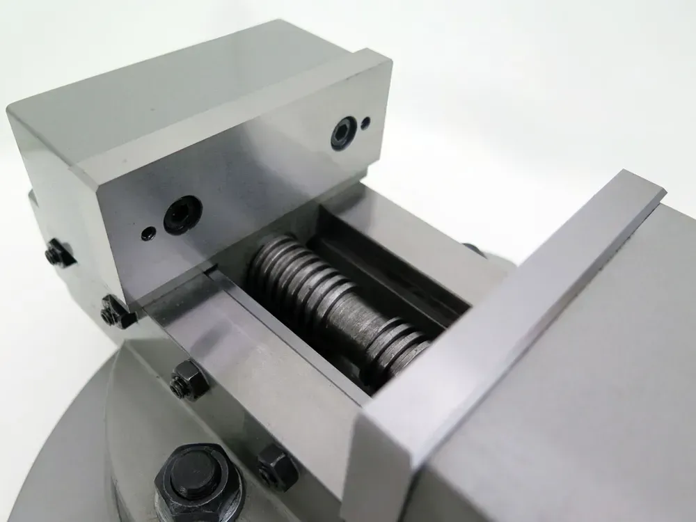 Samostředící strojní svěrák s odnímatelnou otočnou základnou čelisti 100 mm