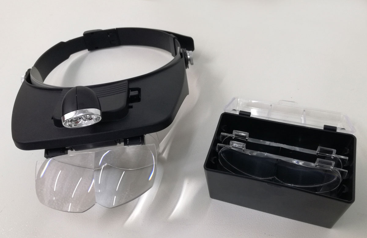 Hlavový štít s LED světlem a zvětšovacím sklem pro jemnou mechaniku