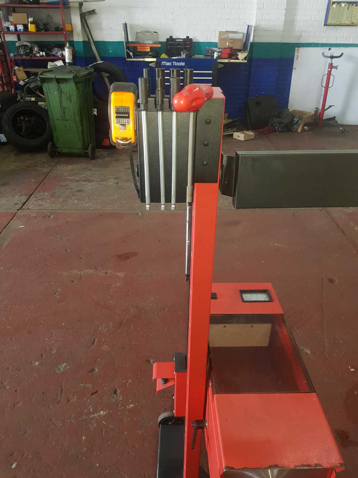 Univerzální rohový držák nářadí a nástrojů, Welzh