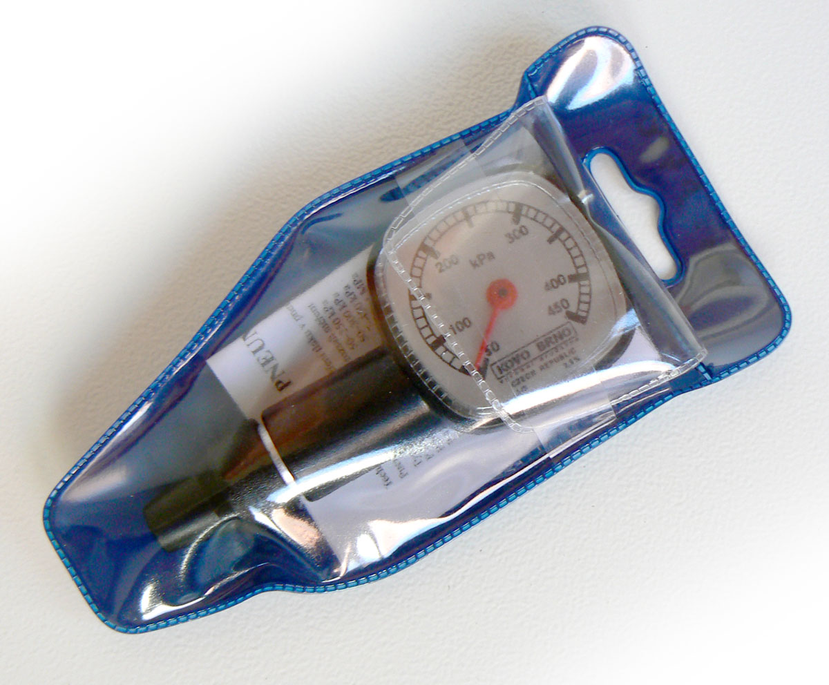 Manometr 0.5-4.5 bar (50-450 kPa), plastový, Kovo Brno