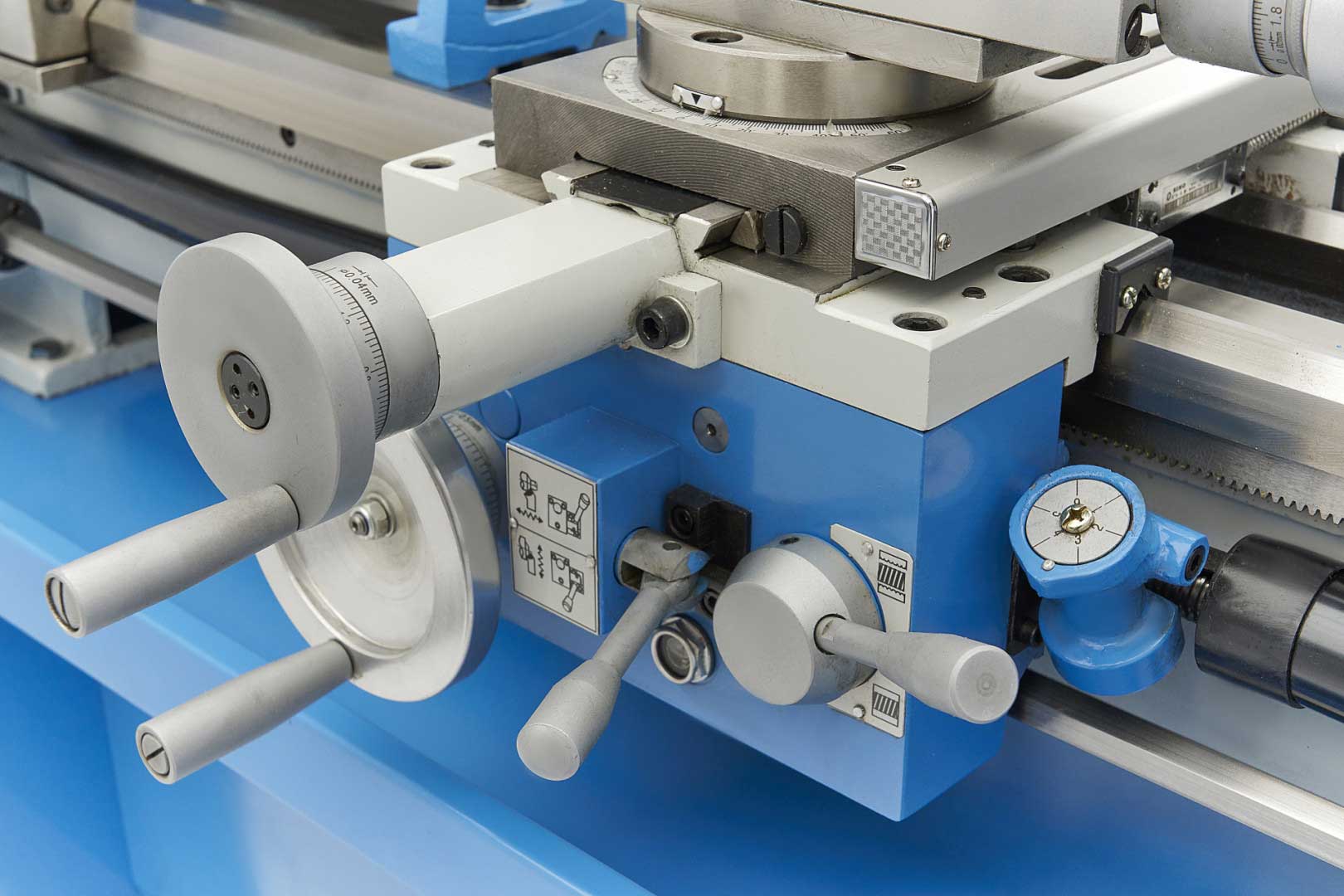 HBM 320V Norton DRO, soustruh na kov s podstavcem, vario otáčky řízené invertorem, převodovka posuvů, optické digitální odměřování s LCD, plně vybavený, 1.5 kW