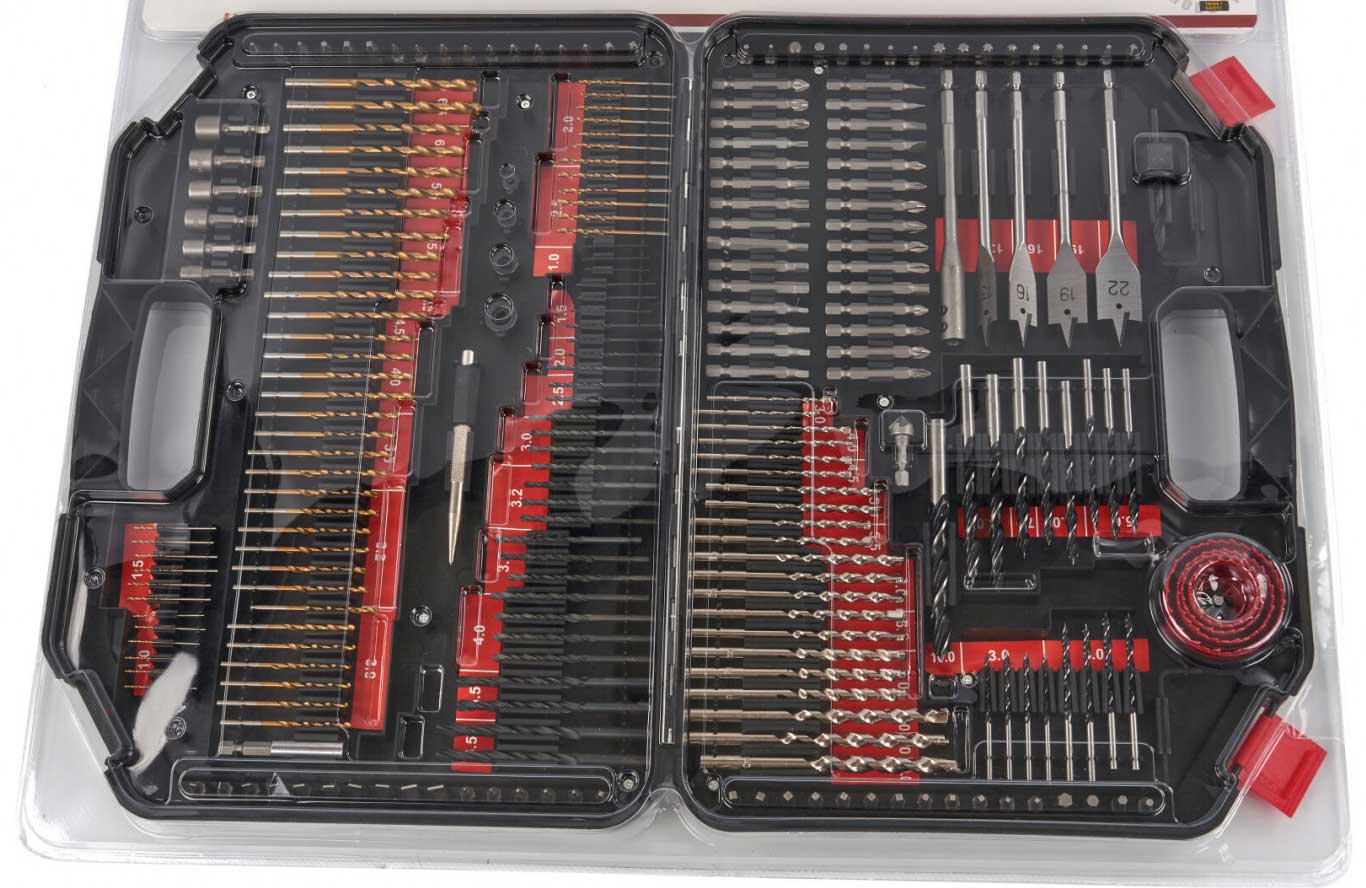 Kompletní sada vrtáků a bitů zahrnující vrtáky do kovu, dřeva, rychlořezné vrtáky a pily na díry, bity atd., sada 246 dílů