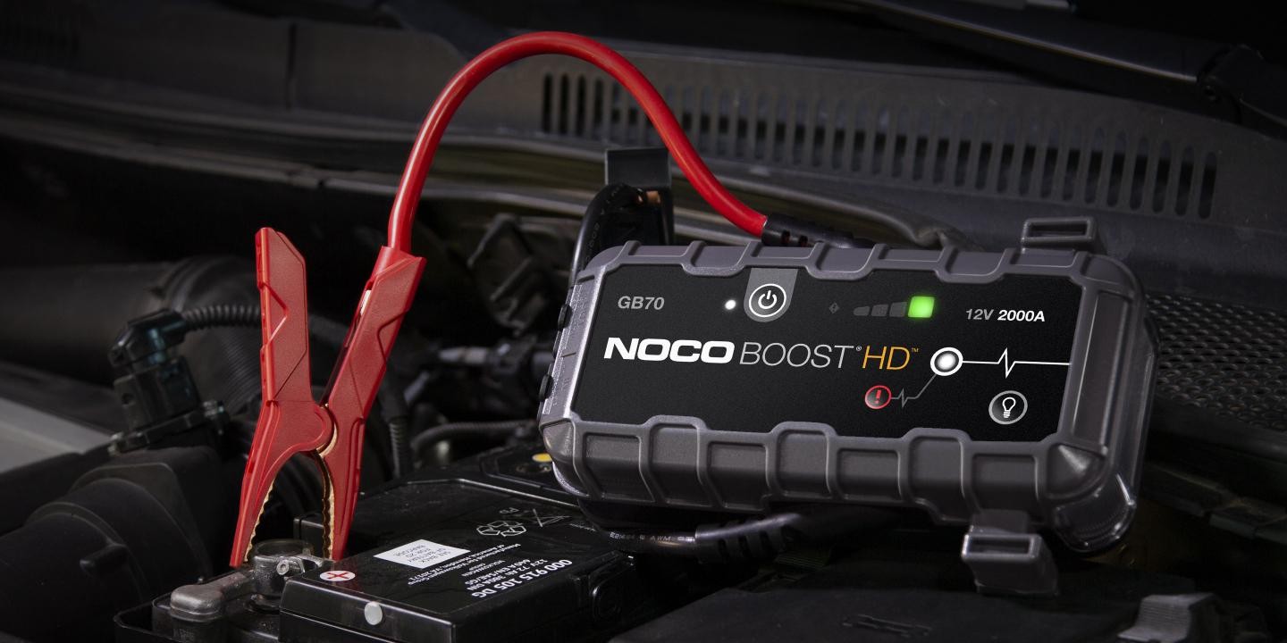 Startovací zdroj, booster 12V, 2000A, až 40 skokových startů, Lithium-Iontová baterie 56 Wh, pro benzínové motory do objemu 8 l a dieslové motory do 6 l BOOST HD GB70 NOCO
